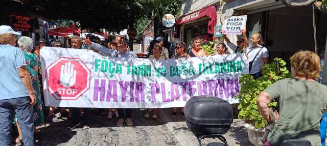 İzmir Foça'da imara açılan alanlar ve kaçak inşaatlara belediye önünde protesto İzmir Foça'da imara açılan alanlar ve kaçak inşaatlara belediye önünde protesto