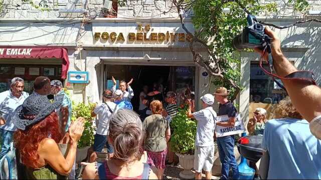 İzmir Foça'da imara açılan alanlar ve kaçak inşaatlara belediye önünde protesto İzmir Foça'da imara açılan alanlar ve kaçak inşaatlara belediye önünde protesto
