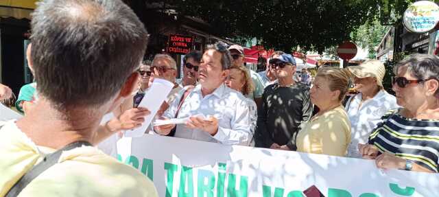İzmir Foça'da imara açılan alanlar ve kaçak inşaatlara belediye önünde protesto İzmir Foça'da imara açılan alanlar ve kaçak inşaatlara belediye önünde protesto