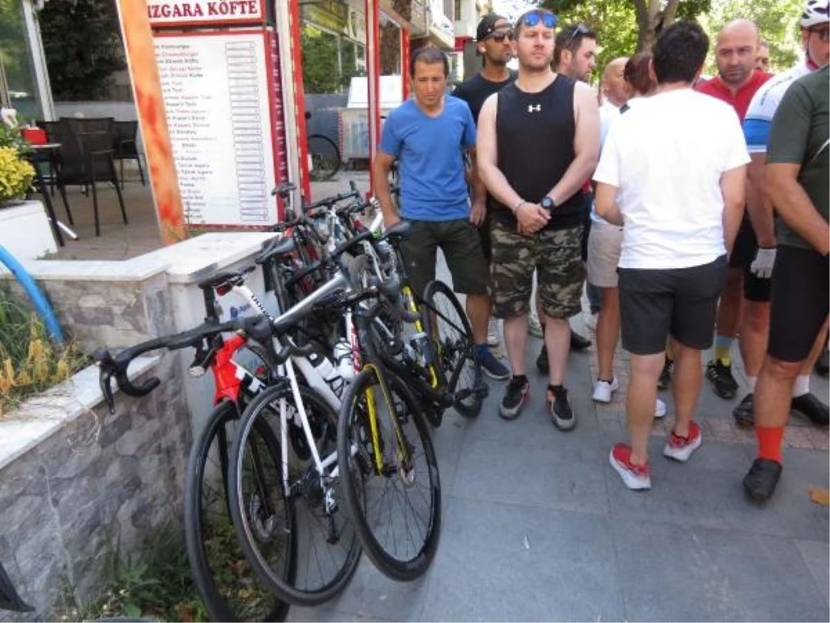 Kadıköy\'de Bisikletliye Çarpan Otomobil Sürücüsü Olay Yerinden Kaçtı