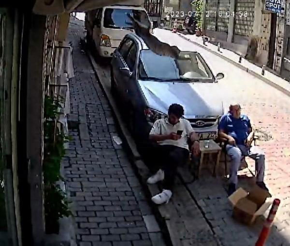 Kağıthane\'de Kaldırımda Oturan Kişinin Üzerine Kedi Düştü