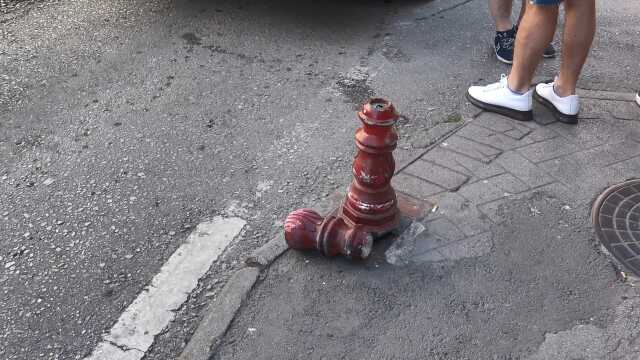 Kamyonun Çarptığı Beton Parçası Yürüyen Kişinin Başına İsabet Etti Kamyonun Çarptığı Beton Parçası Yürüyen Kişinin Başına İsabet Etti