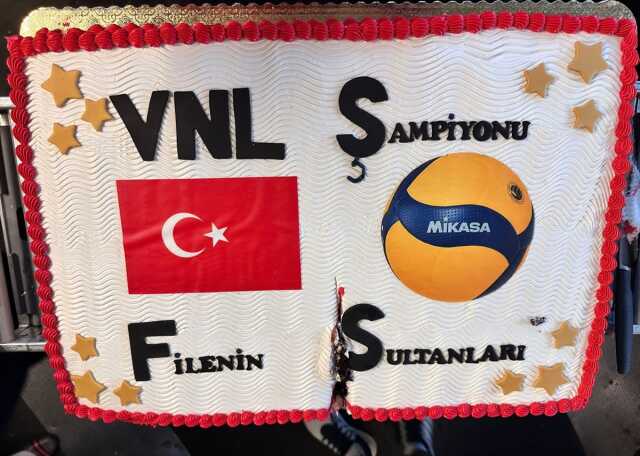 Kaptan pilottan, şampiyon olan A Milli Kadın Voleybol Takımı için özel anons: Türk kadınının gücünü gösterdiniz Kaptan pilottan, şampiyon olan A Milli Kadın Voleybol Takımı için özel anons: Türk kadınının gücünü gösterdiniz
