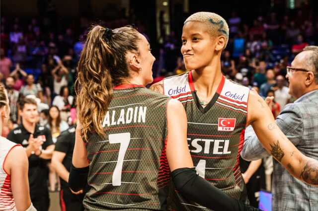 Kaptan pilottan, şampiyon olan A Milli Kadın Voleybol Takımı için özel anons: Türk kadınının gücünü gösterdiniz Kaptan pilottan, şampiyon olan A Milli Kadın Voleybol Takımı için özel anons: Türk kadınının gücünü gösterdiniz