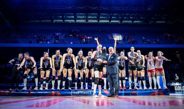 Kaptan pilottan, şampiyon olan A Milli Kadın Voleybol Takımı için özel anons: Türk kadınının gücünü gösterdiniz Kaptan pilottan, şampiyon olan A Milli Kadın Voleybol Takımı için özel anons: Türk kadınının gücünü gösterdiniz