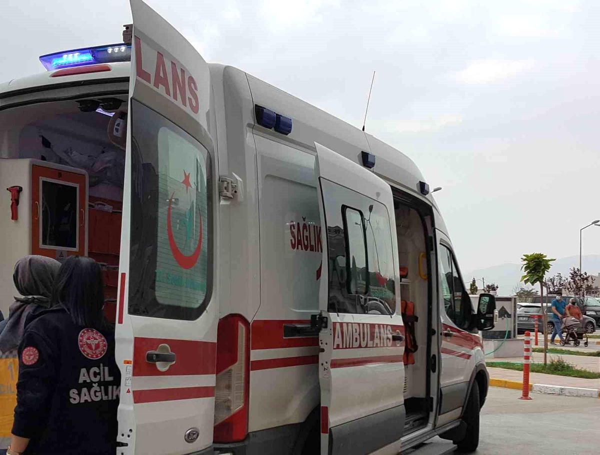 Erzincan\'da otomobilin çarptığı işçi yaralandı