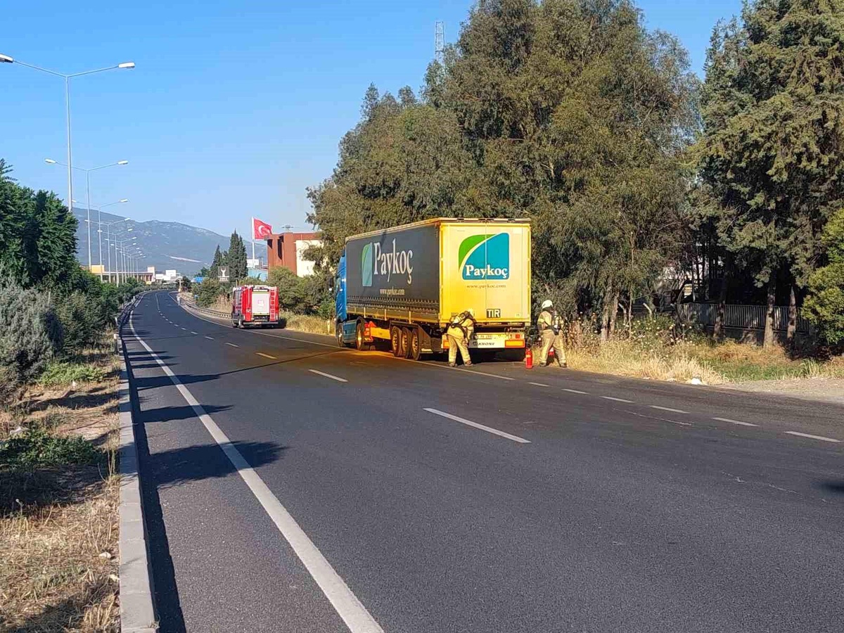 İzmir Kemalpaşa\'da Asit Yüklü Tırın Dorsesinden Duman Sızıntısı