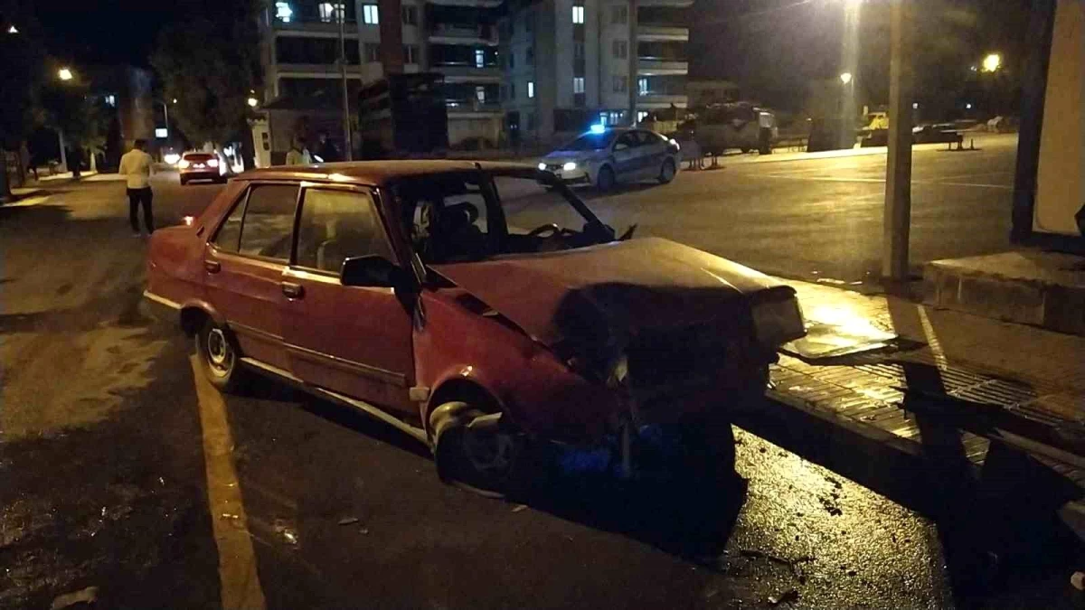 Çorum\'da Zabıta Kulübesine Çarpan Otomobil Kazası: 4 Yaralı
