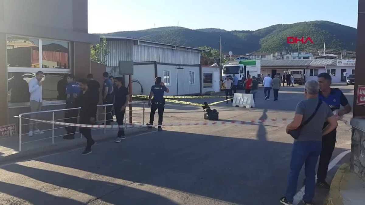 Körfez Belediyesi\'nde Güvenlik Görevlisi ile Çalışan Arasında Silahlı Kavga: 2 Ölü