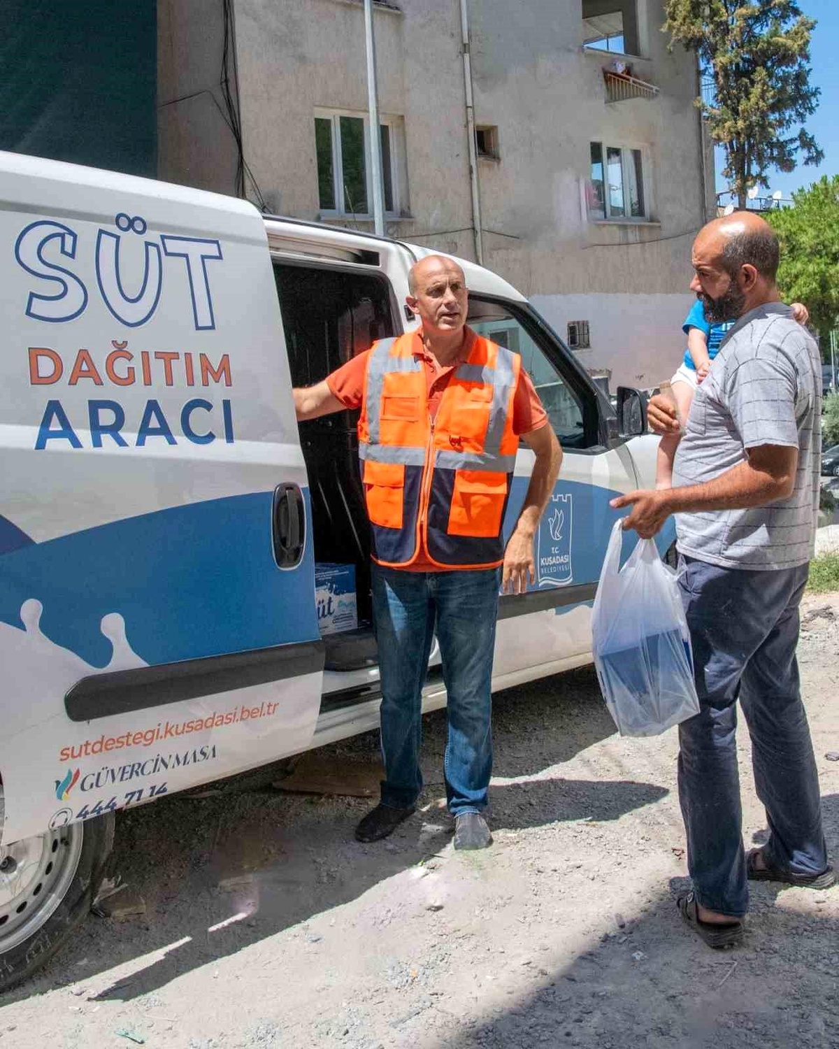 Kuşadası Belediyesi, çocuklara süt desteği projesiyle sağlıklı beslenmeyi destekliyor