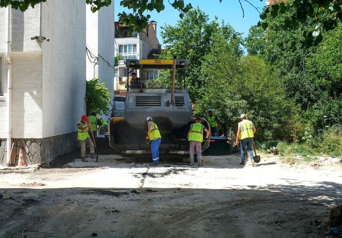 Kütahya Belediyesi Mahallelerde Asfalt Serim Çalışmalarını Sürdürüyor
