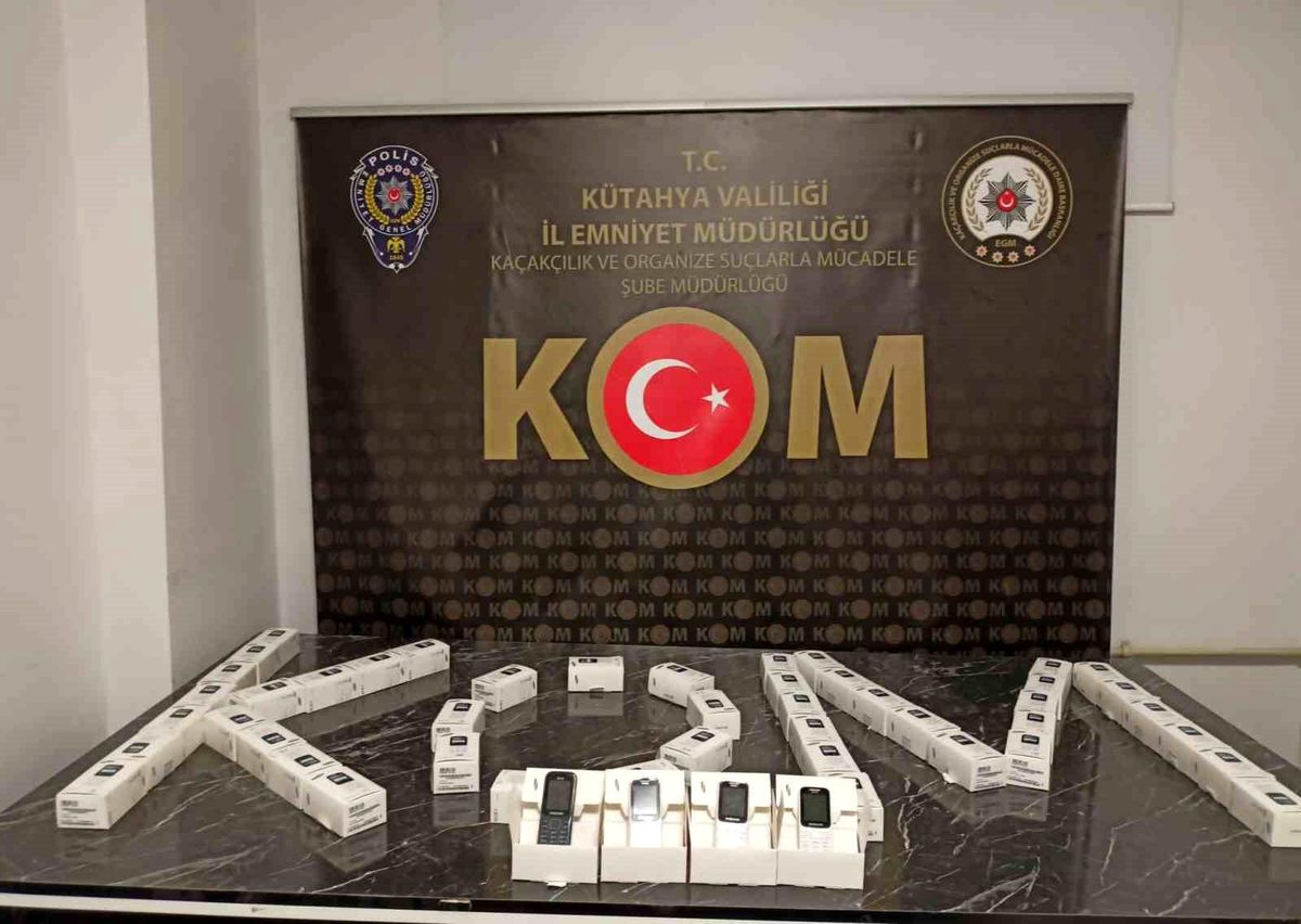 Kütahya\'da Klonlanmış Gümrük Kaçağı Cep Telefonları Ele Geçirildi