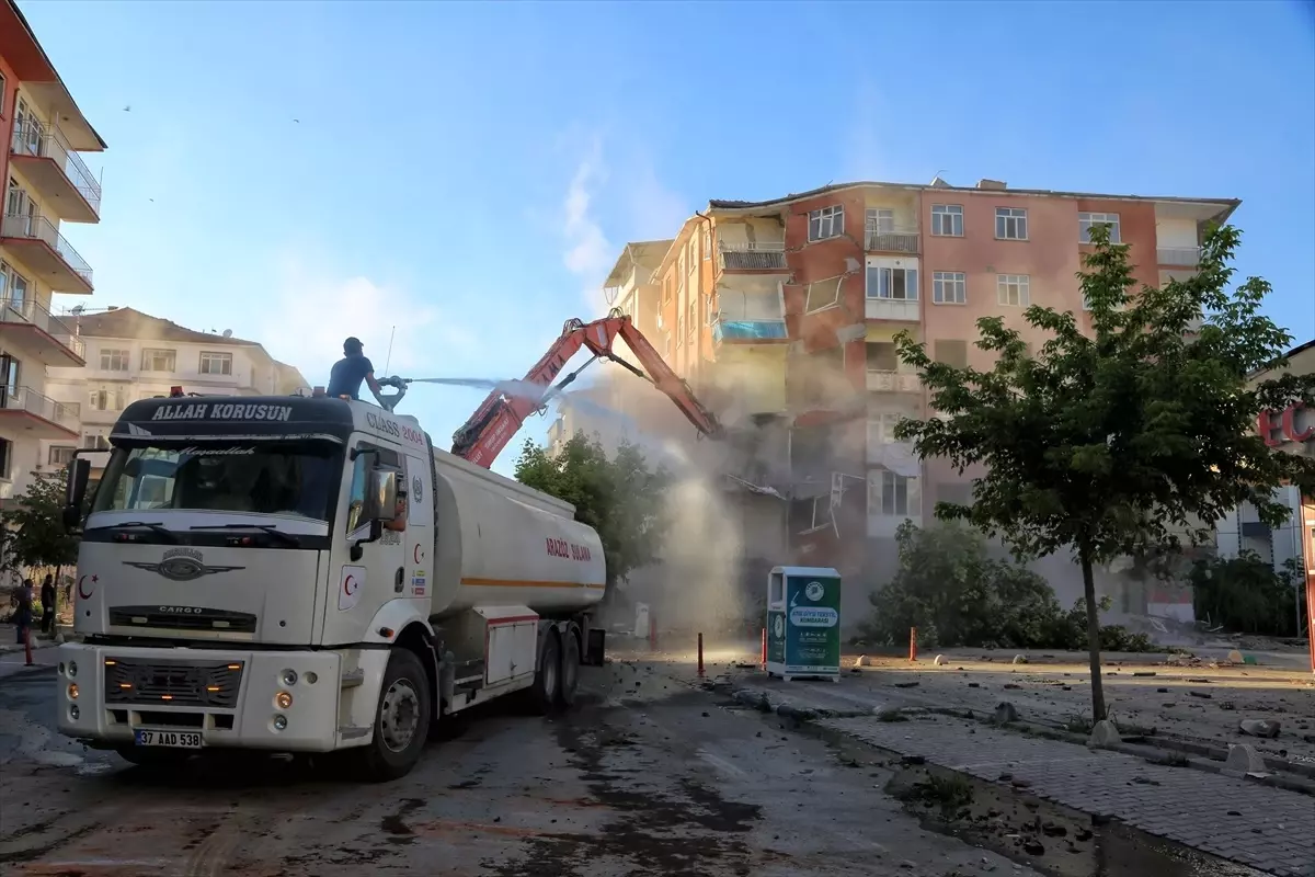 Malatya'da deprem sonrası yıkım ve enkaz kaldırma çalışmaları devam ediyor