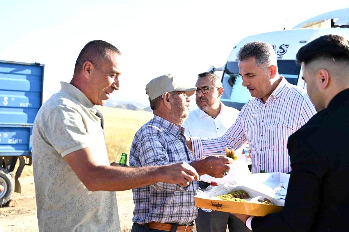 Mamak Belediye Başkanı Murat Köse, Ortaköy Mahallesi\'ndeki çiftçileri ziyaret etti