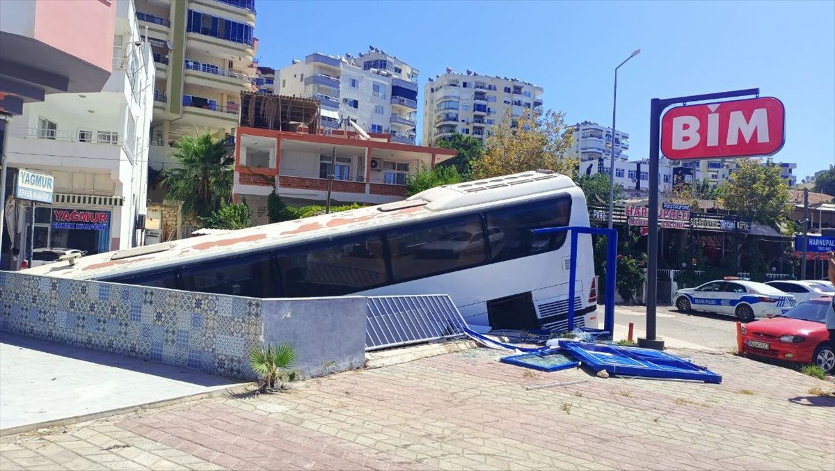 Silifke\'de freni arızalanan otobüs otomobile çarptı ve markete girdi
