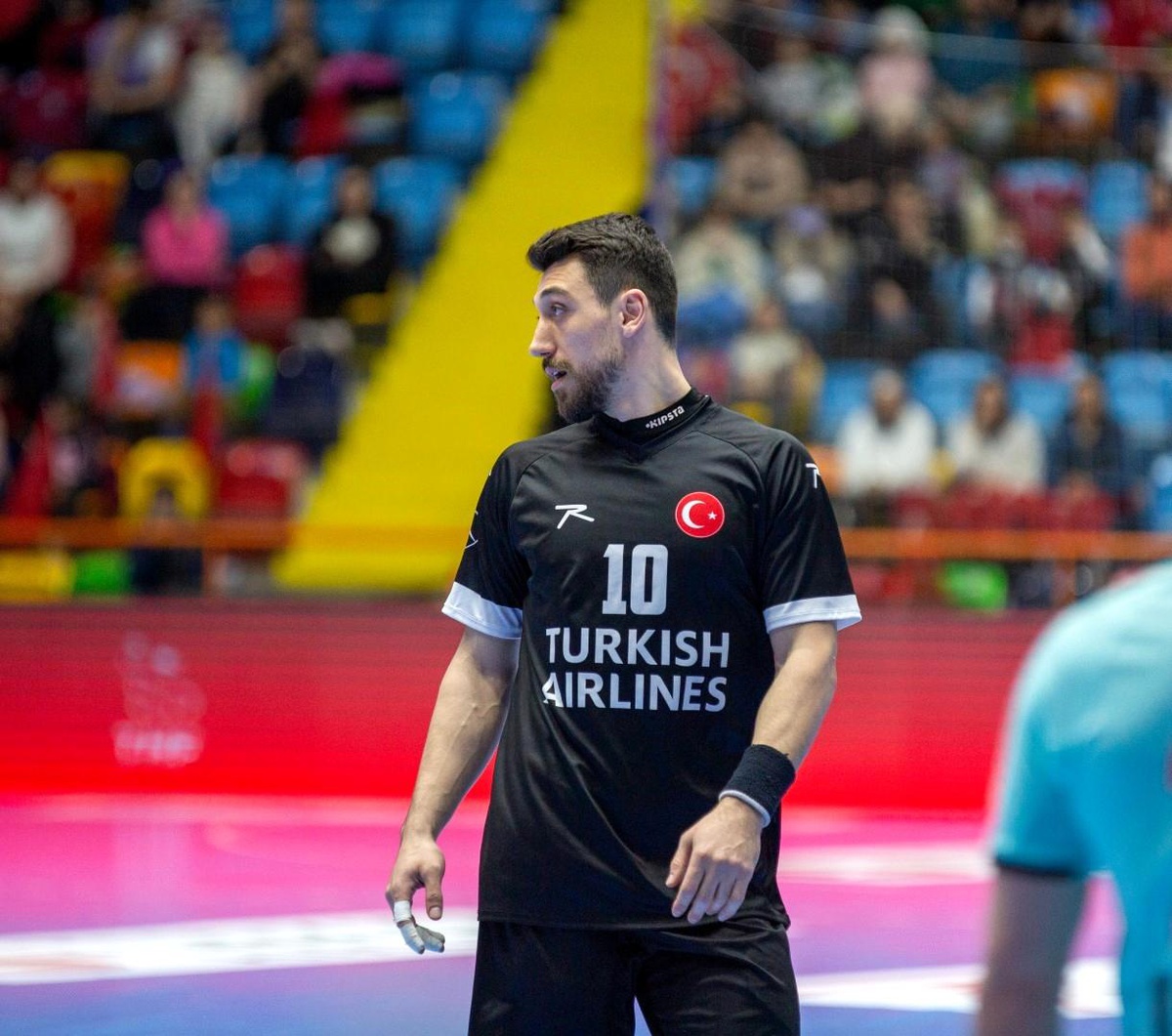 Milli hentbolcu Yakup Yaşar Simsar, Romanya Hentbol Ligi\'nde CSM Focsani takımına transfer oldu