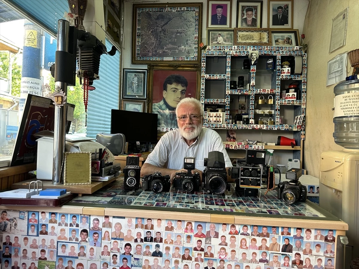 Emekli öğretmenin 38 yıllık vesikalık fotoğraf sergisi