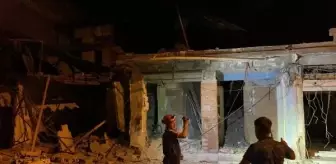 Osmaniye'de depremde ağır hasar gören binanın üst katı çöktü