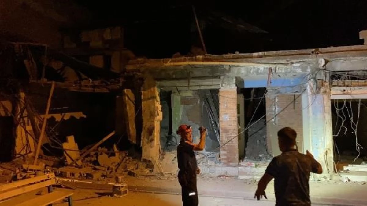 Osmaniye\'de depremde ağır hasar gören binanın üst katı çöktü