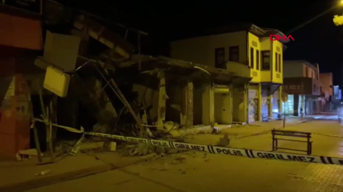 Osmaniye\'de depremde ağır hasar gören 2 katlı binanın üst katı çöktü