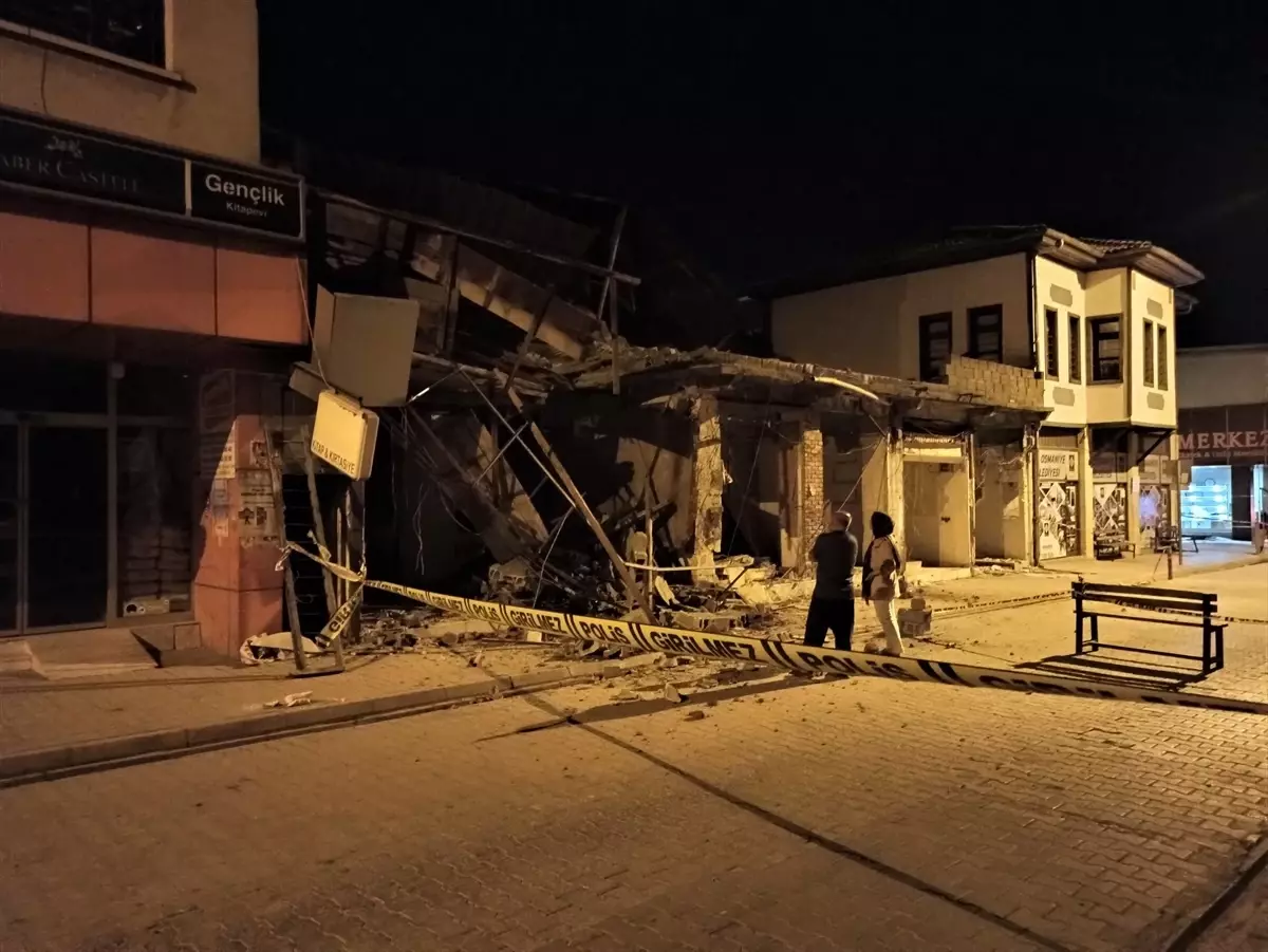 Osmaniye\'de deprem sonrası ağır hasar alan bina yıkıldı