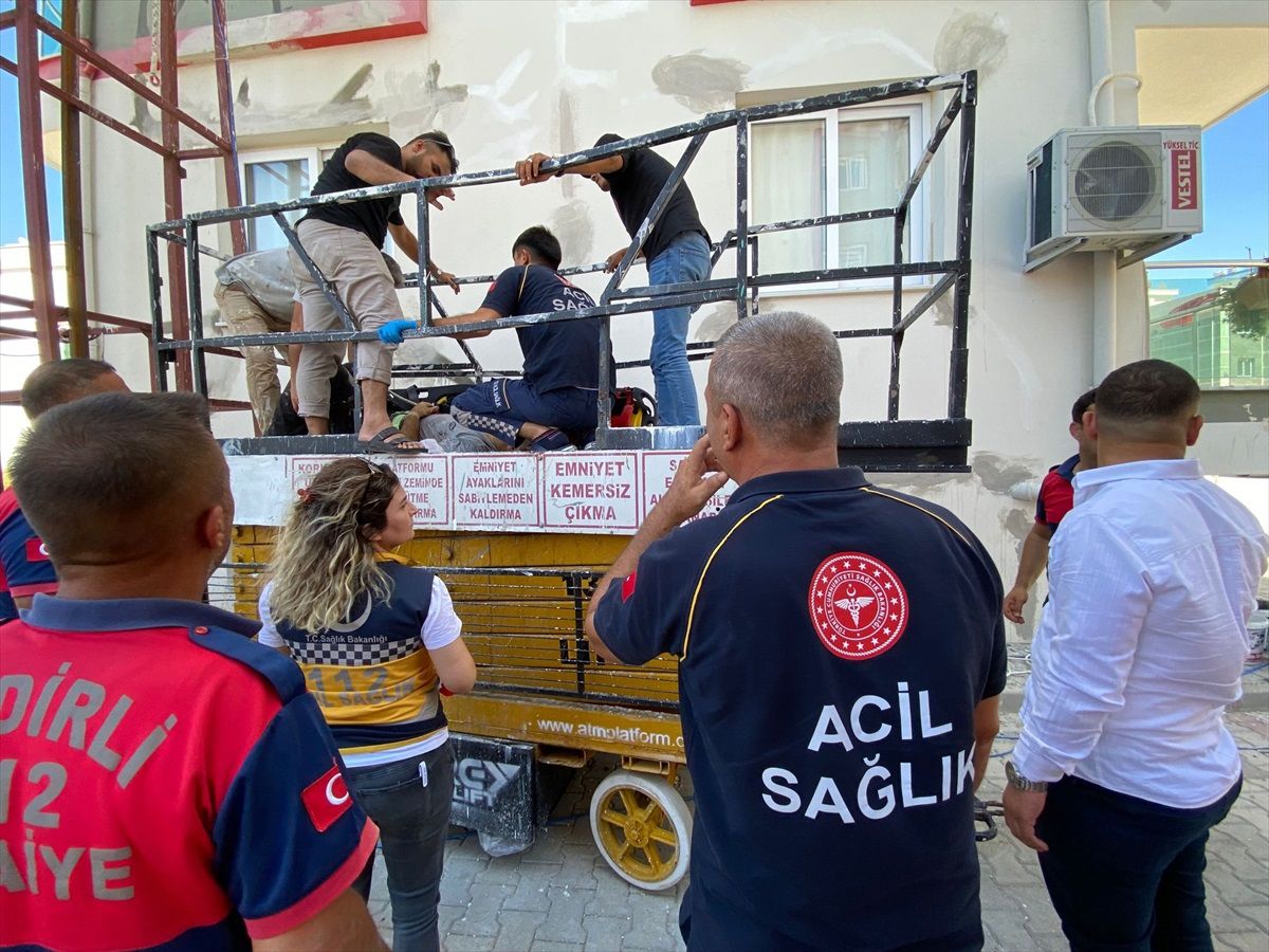 Kadirli\'de İskeleden Düşen İşçi İp Sayesinde Kurtarıldı