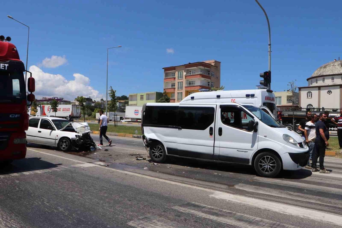 Samsun\'da kırmızı ışıkta bekleyen ticari araca otomobilin arkadan çarpması sonucu 2 kişi yaralandı