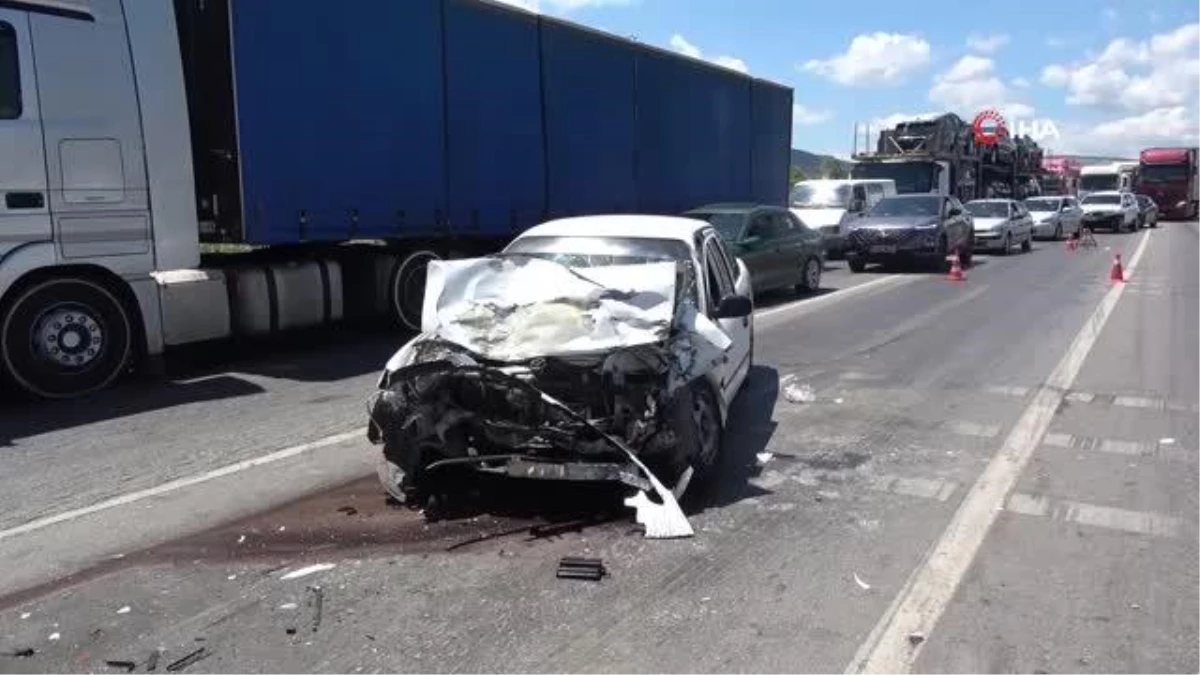 Otomobil kırmızı ışıkta bekleyen ticari araca arkadan çarptı: 2 yaralı