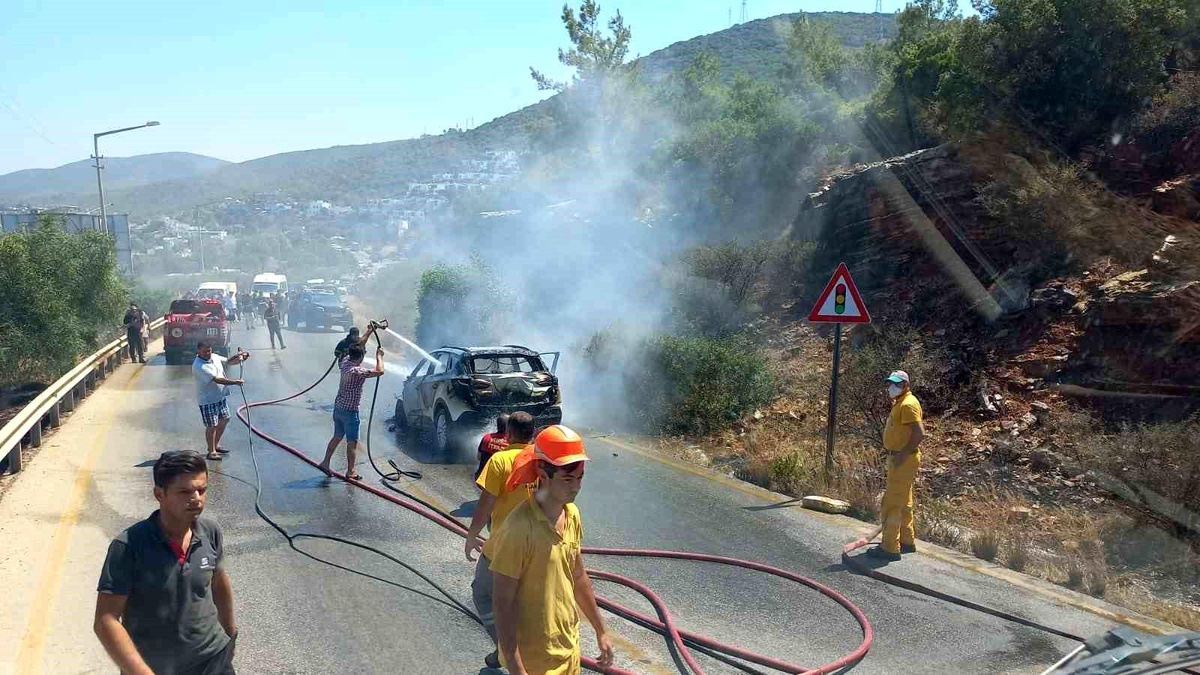 Bodrum\'da seyir halindeki otomobilde çıkan yangın otluk ve makilik alana sıçradı