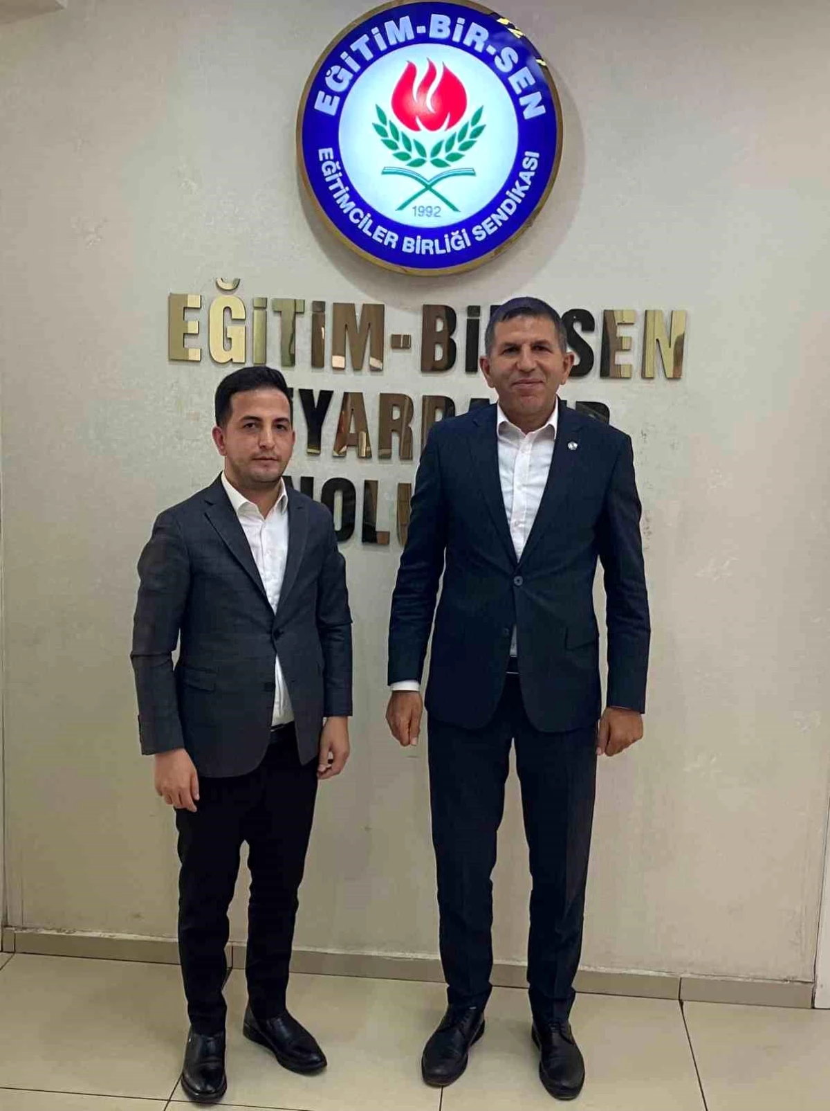 Öz Sağlık İş Sendikası Diyarbakır Şube Başkanı Mehmet Aküzüm, Memur-Sen Diyarbakır İl Başkanı Ramazan Tekdemir\'e hayırlı olsun ziyaretinde bulundu