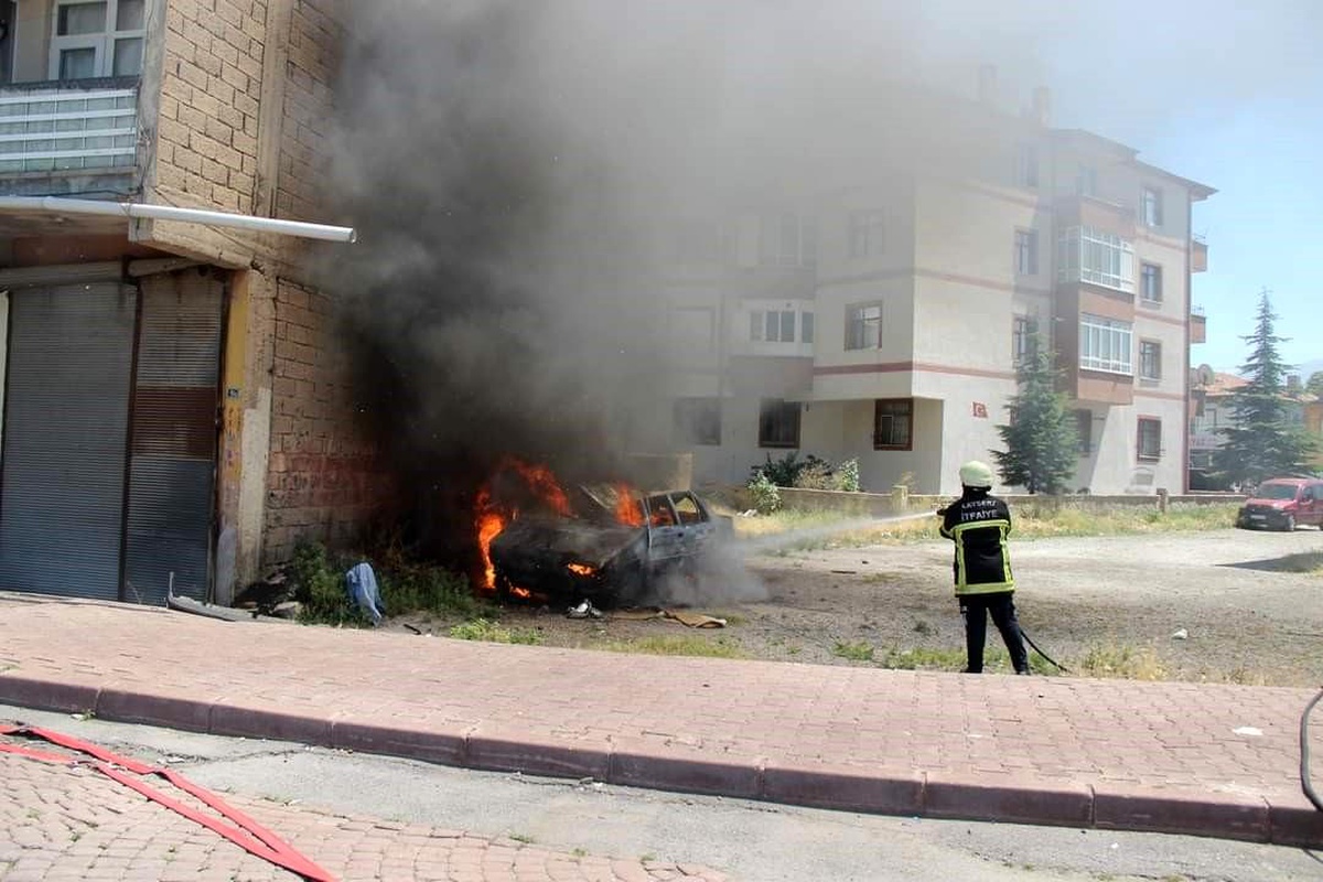 Kayseri\'de park halindeki otomobil yangını söndürüldü