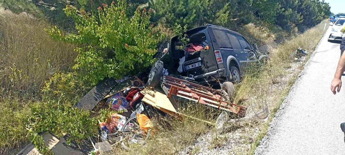 Afyonkarahisar\'da Hafif Ticari Araç Şarampole Girdi: 2 Yaralı