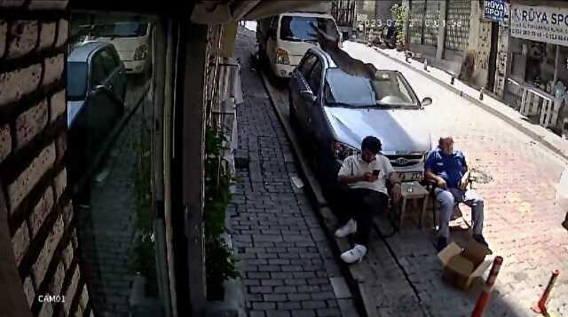 Saç tıraşı için sıra bekliyordu, ikinci kattan üzerine kedi düştü Saç tıraşı için sıra bekliyordu, ikinci kattan üzerine kedi düştü