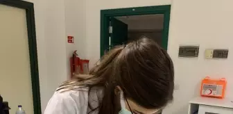 İzmir'de Tıp Eğitimi Alan İrem Sezginer Hem Keman Çalıyor Hem de Stajyer Doktorluk Yapıyor