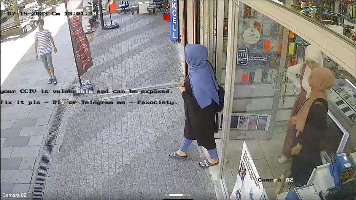 Sarıyer\'de Yabancı Uyruklu Kadın Dolandırıcılar Sahte Dolarlarla Cep Telefonu Aldı