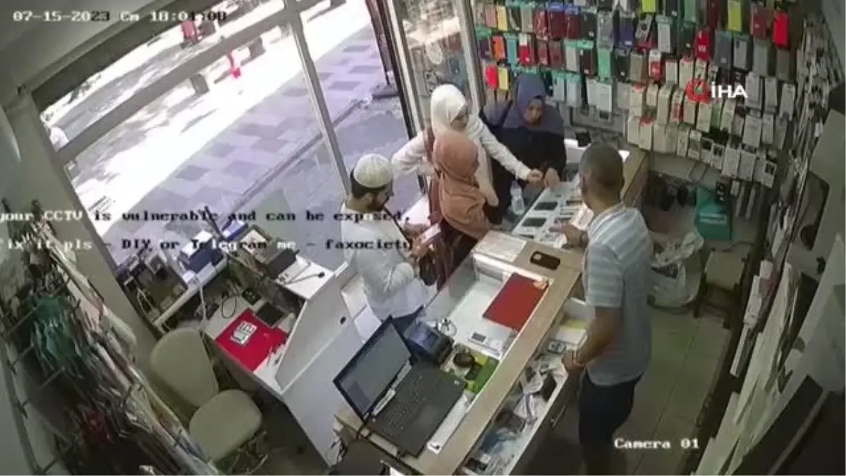 Sahte dolarla dolandırıcılık yapan kadınlar, son model telefon aldı