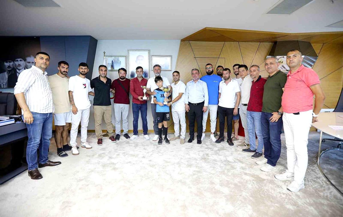 Bayraklı\'nın gençleri şampiyonluk kupasını Başkan Sandal\'a getirdi