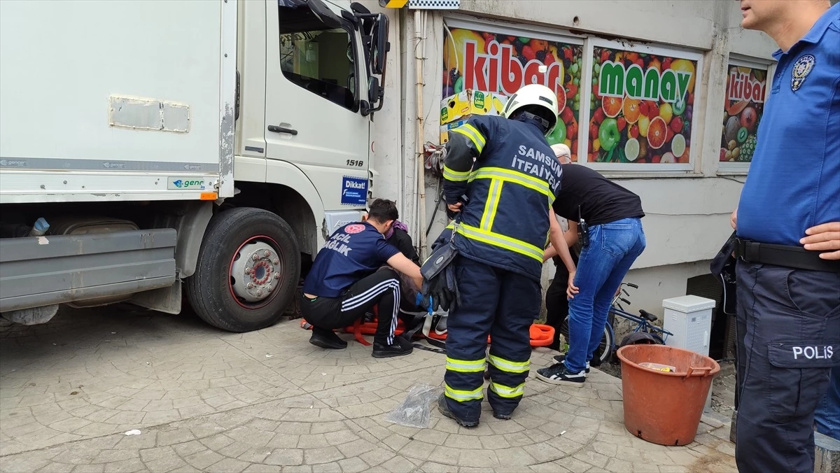 Samsun\'da park halindeki kamyon çarptı, bir kişi yaralandı