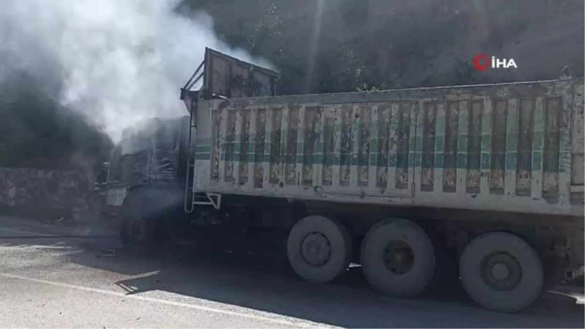 Seyir halindeki tır alev alev yandı