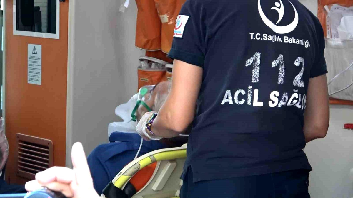 Samsun\'da 8 kattaki dairenin balkonunda çıkan yangında 1\'i polis 2 kişi dumandan etkilendi