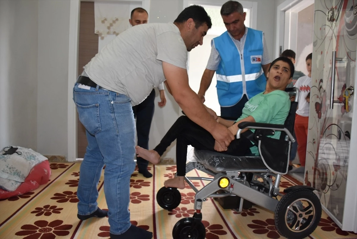 Siirt Valisi ve Belediye Başkan Vekili Engelli Bireyin Akülü Sandalye İsteğini Yerine Getirdi