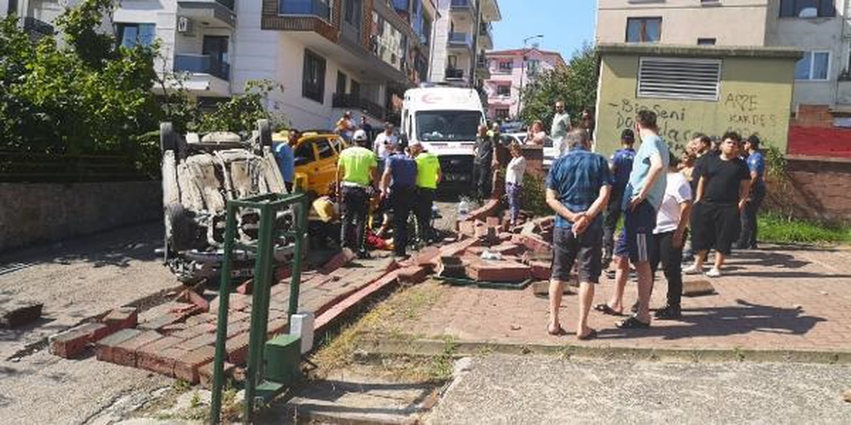 Bartın\'da dar sokakta taksiyle çarpışan otomobil takla attı