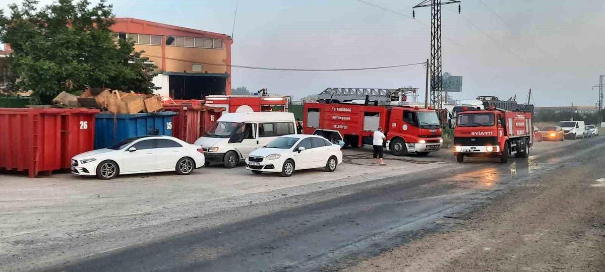 Tekirdağ Muratlı\'da Hurda Deposunda Yangın Çıktı