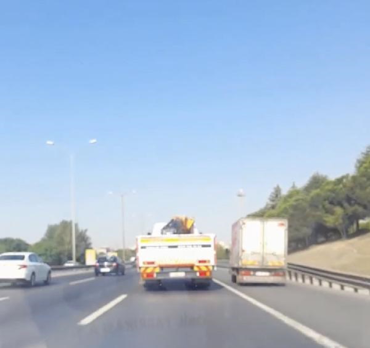 TEM Otoyolu\'nda Kamyon Şoförü Kamyoneti Sıkıştırdı