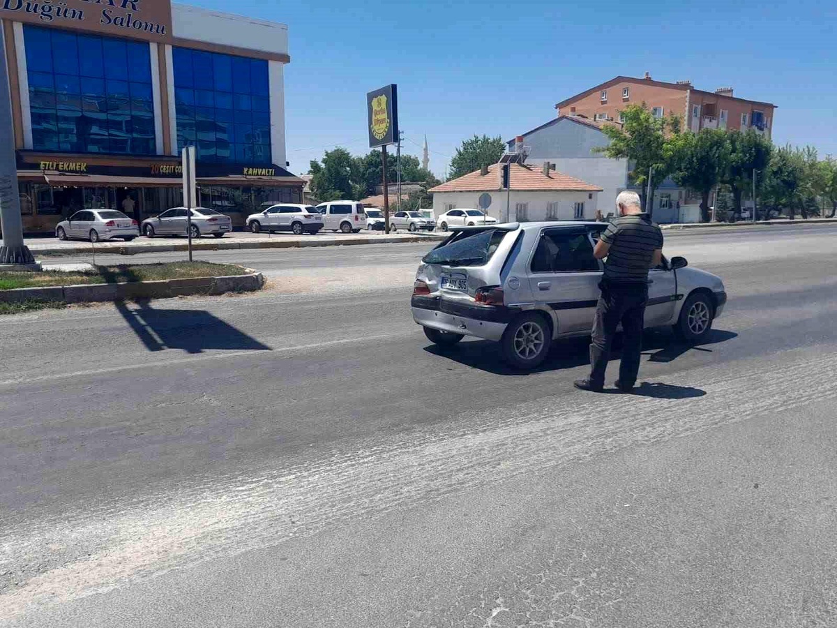 Konya\'da Tırın Çarptığı Kazada 3 Kişi Yaralandı