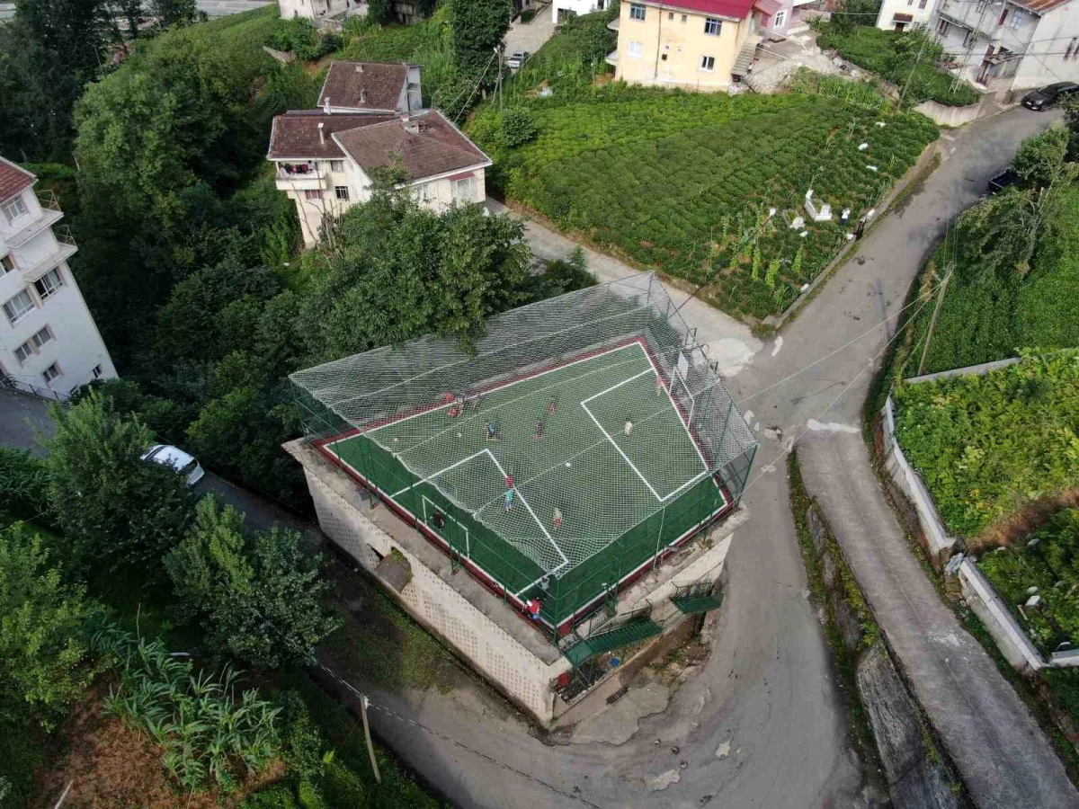 Trabzon Of\'ta çay alım merkezinin çatısına yapılan halı saha gençlerin oyun alanı oldu