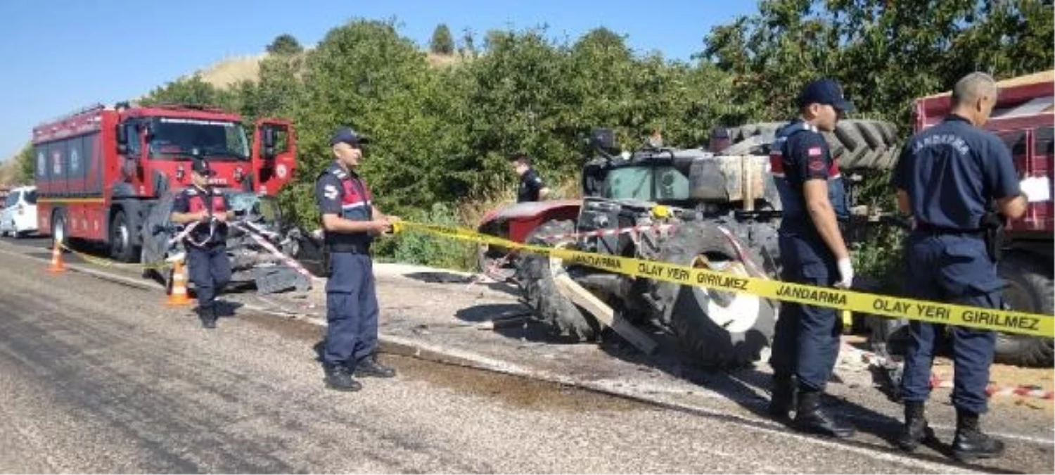 Eskişehir\'de Buğday Yüklü Traktöre Çarpan Otomobilin Sürücüsü Hayatını Kaybetti