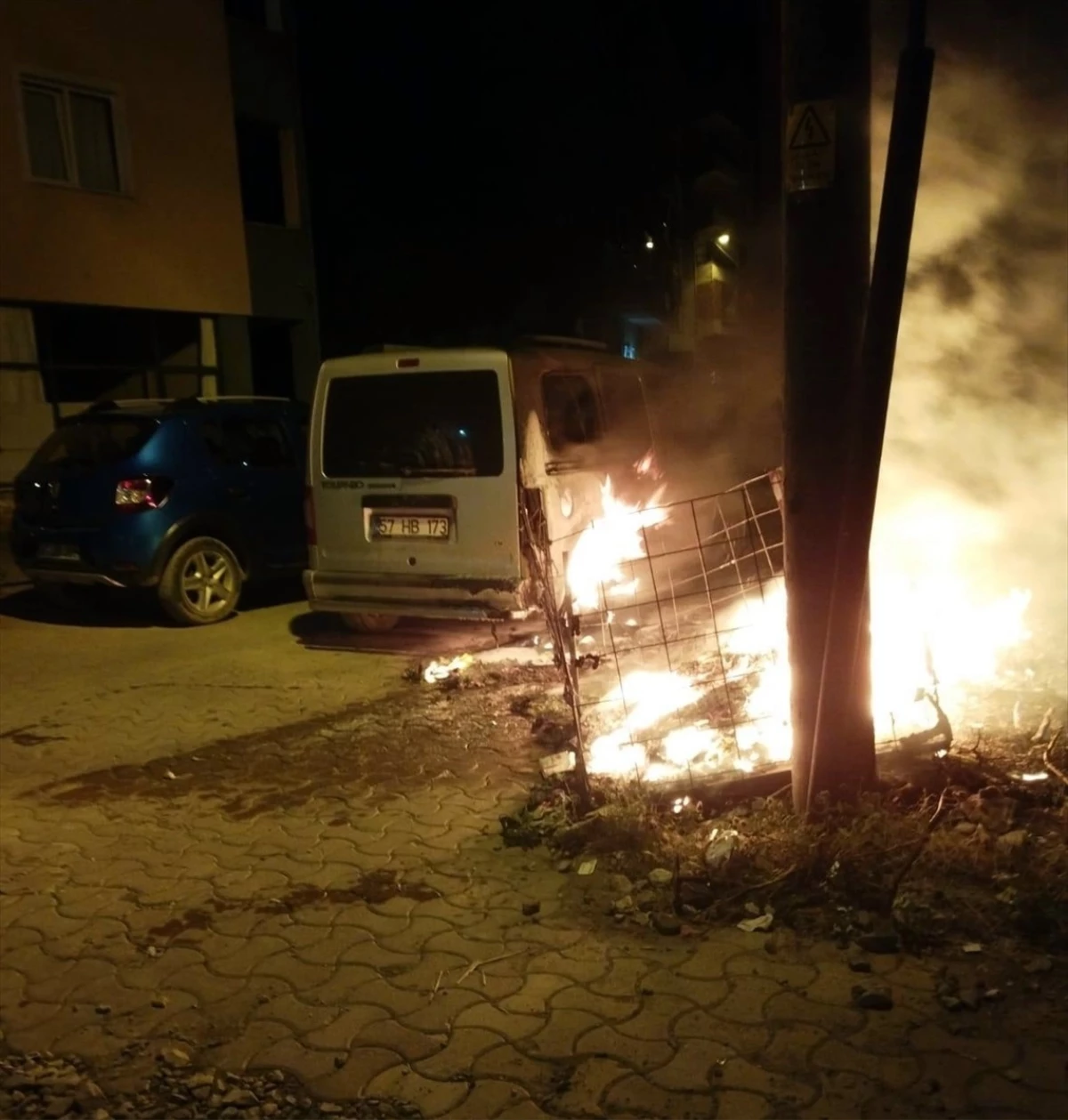 Sinop\'ta park halindeki araç yangında zarar gördü
