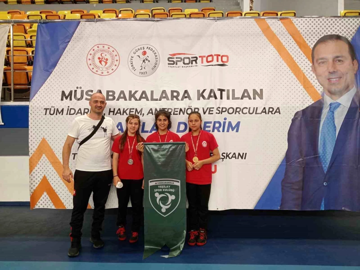 Afyonkarahisar Yeşilay Spor Kulübü, U-11 ve U-13 Kadınlar Güreş Türkiye Şampiyonası\'nda büyük başarı elde etti