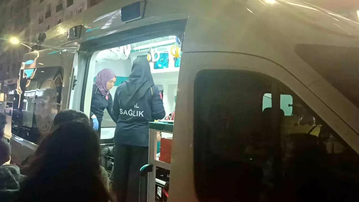 Gebze\'de U dönüşü yapan otomobil motosiklete çarptı